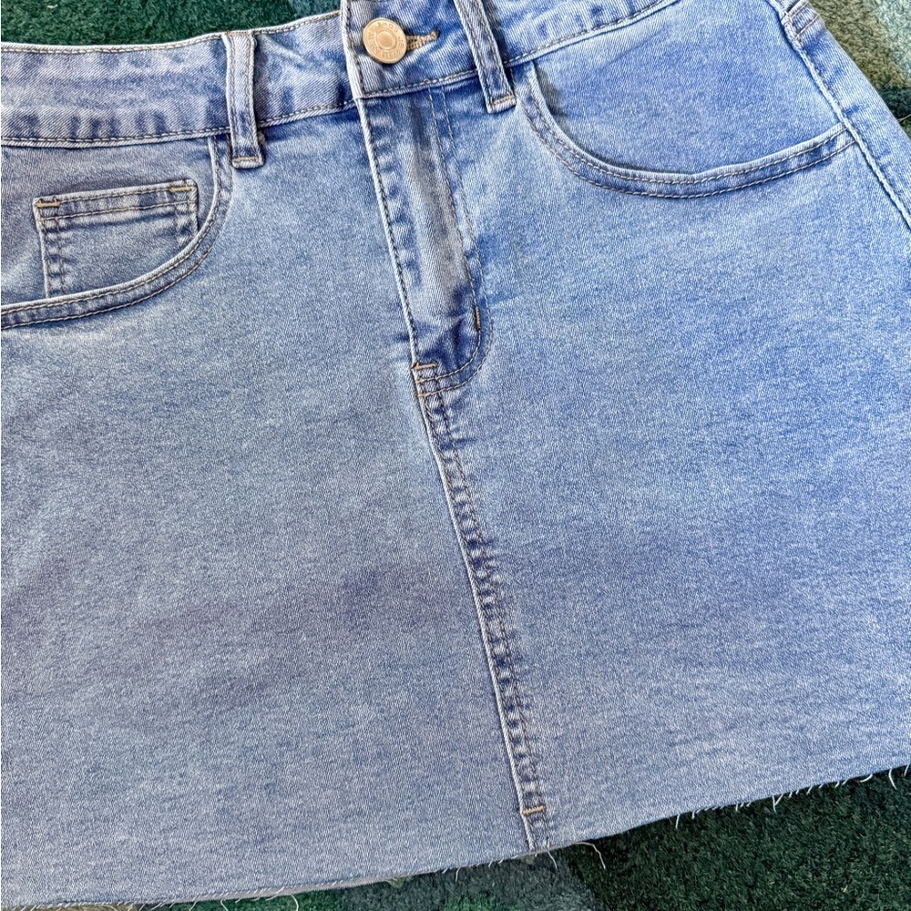 NWOT! NEVER WORN! Medium Wash Blue Mini Denim Skirt